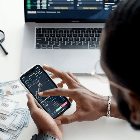 Stjärn Finoria - Team av experter på kryptovalutor